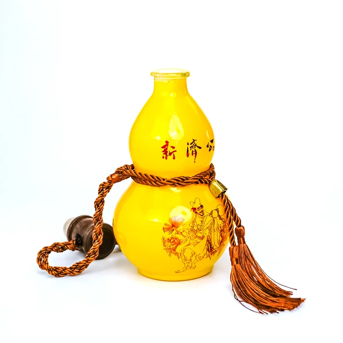 新济公黄色葫芦瓶 500ml明黄色葫芦造型喷涂瓶 带有编织绳装饰特色酒瓶